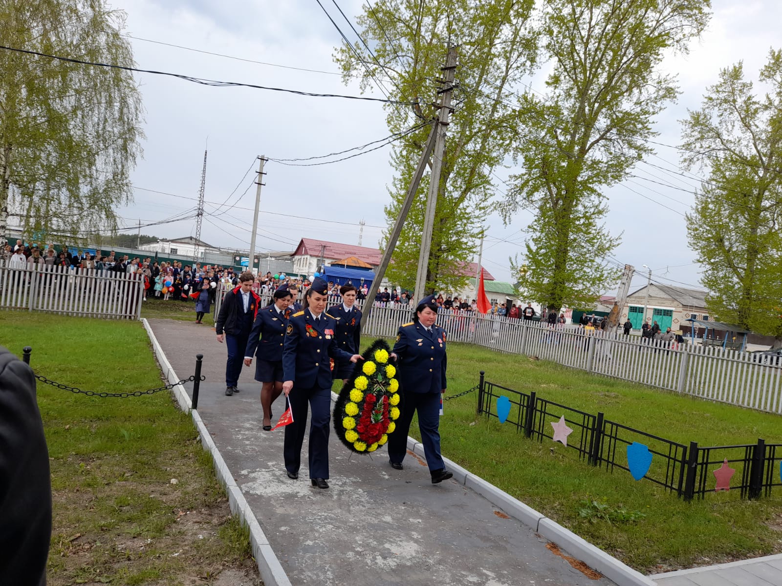 Возложение венков к памятнику воинам погибшим в ВОВ 1941-1945гг.